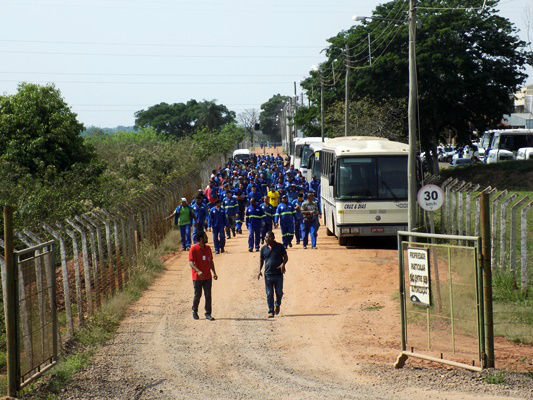 Cerca de 230 trabalhadores do canteiro de obras da expansão da empresa Cargill, manifestaram e protestaram na manhã desta terça (18). Foto: Rádio Caçula
