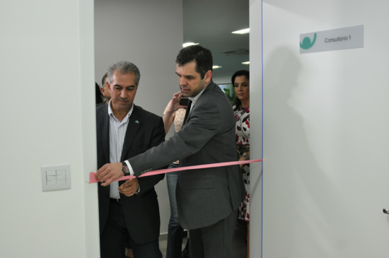 Governador Reinaldo Azambuja, e o diretor-presidente do hospital, Carlos Coimbra, visitando as novas instalações (Foto: Valentim Manieri)