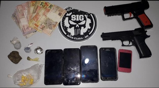 Dinheiro, drogas, celular e armas apreendidas por policiais durante a operação. Foto: Polícia Civil Água Clara.