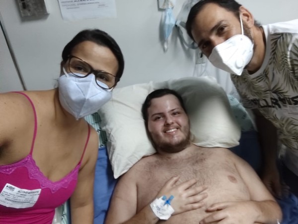 Caio entre os pais poucos dias antes da alta — Foto: Paula Karine/Arquivo Pessoal