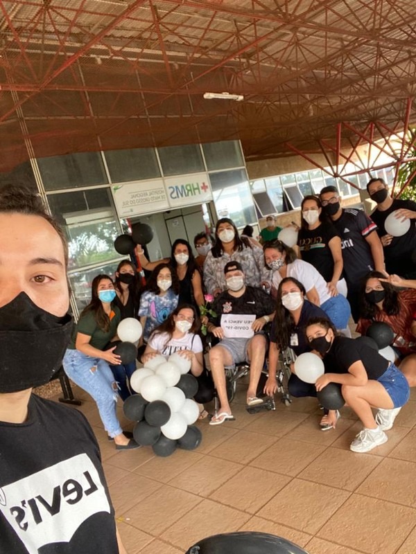 Caio é recepcionado por amigos e familiares ao sair do hospital — Foto: Paula karine/Arquivo pessoal