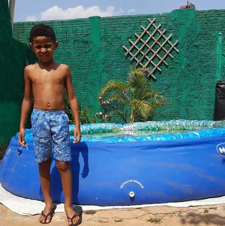 Pedro, de 7 anos, ainda não conseguiu entrar na piscina hoje. Foto: Direto das Ruas.