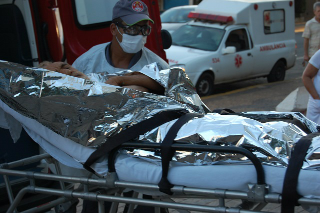 Com perfurações no abdome e na perna, a vítima foi levada pelo resgate até a Santa Casa de Araçatuba