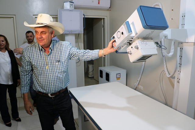 Prefeito Angelo Guerreiro verificando os procedimentos para a instalação do novo Raio X da UPA. Foto: Assessoria. 