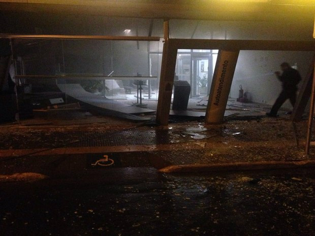 Sala de autoatendimento ficou destruída com os estilhaços provocados pela explosão (Foto: Divulgação / Polícia Militar)