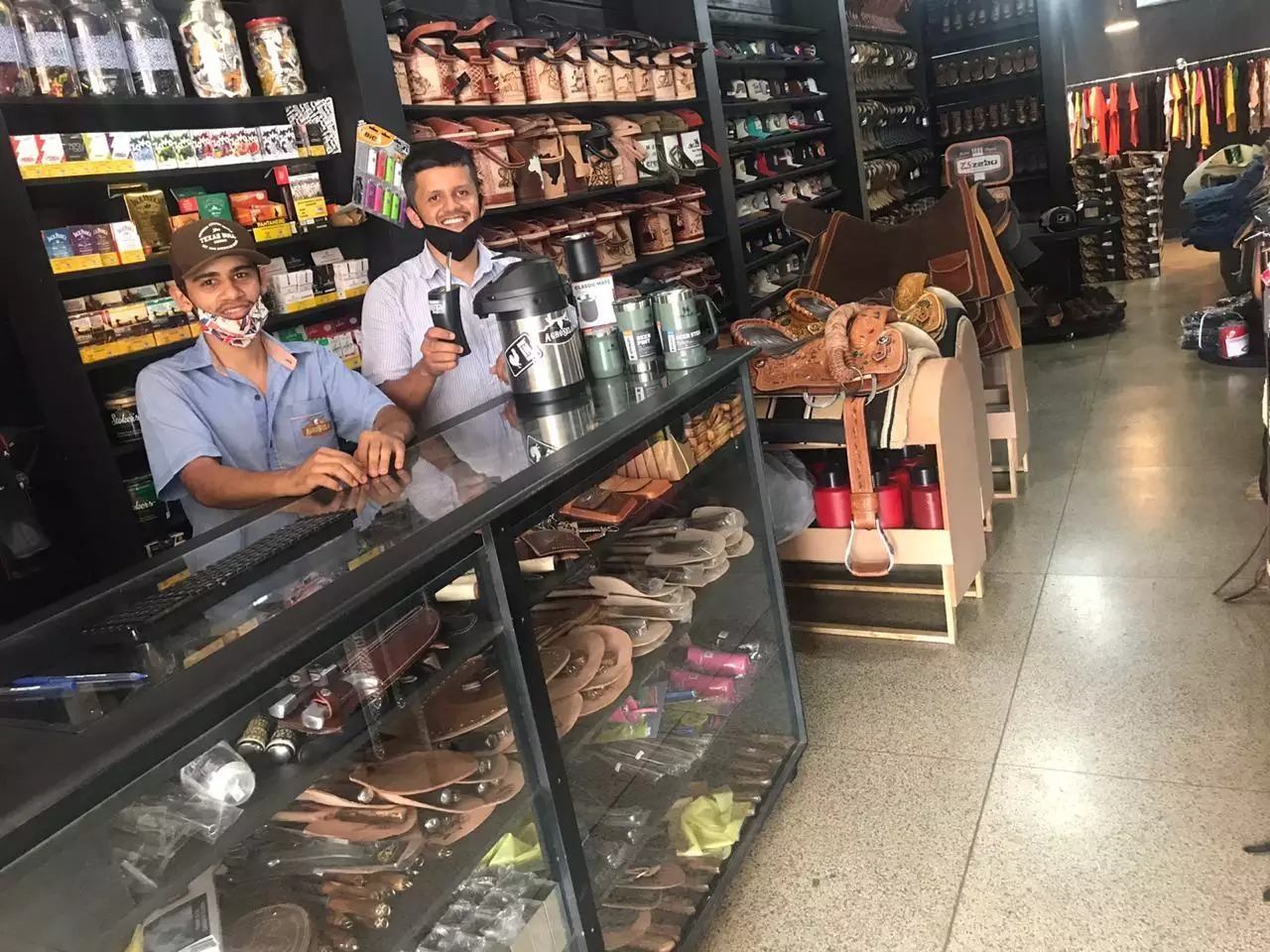 Em loja de artigos em couro, tereré é lei, para tomar e vender. Foto: Direto das Ruas.