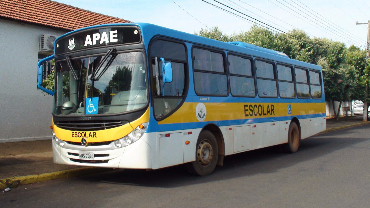 Ônibus semelhante ao que pegou fogo (Foto Rádio Caçula) 