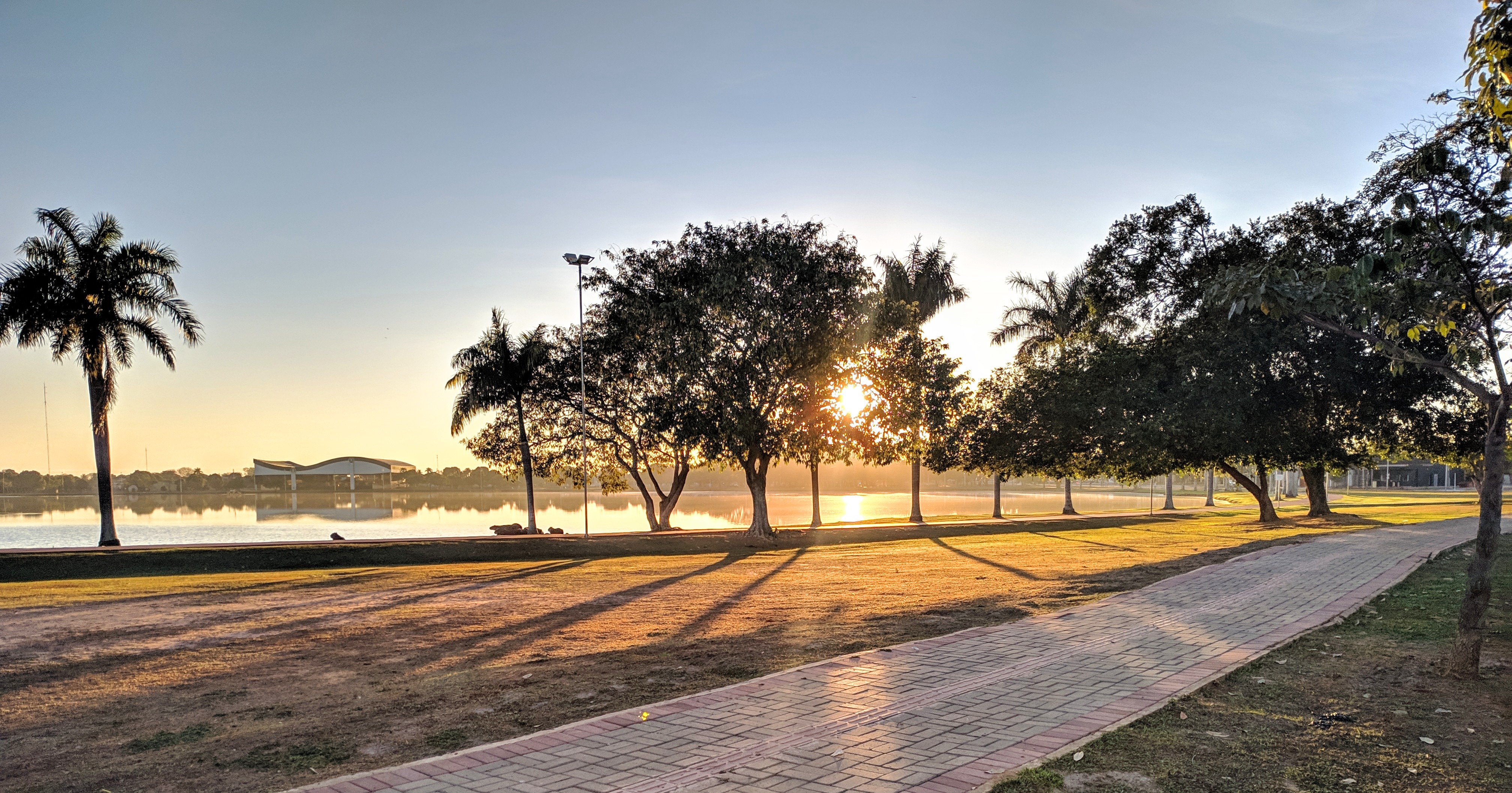 O céu de brigadeiro na manhã desta sexta-feira, que deve anotar máxima de 33º C. Foto: Rodrigo de Freitas/Rádio Caçula