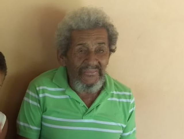 Ele está com cabelos curtos e sem barba