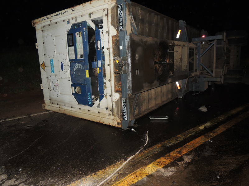O caminhão tombou na pista.Foto: Rádio Caçula
