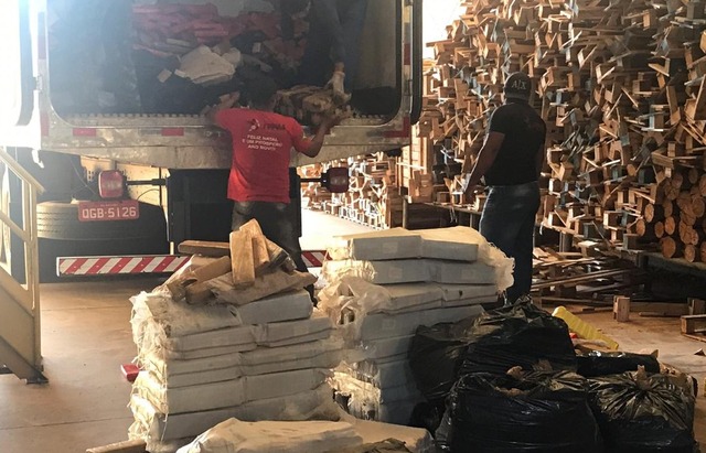 Entorpecentes sendo descarregados no frigorífico para serem incinerados. Foto: ASSECOM.