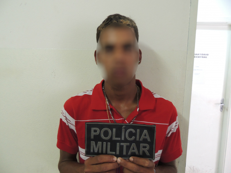 O jovem portava drogas no momento da abordagem policial.Foto: Rádio Caçula