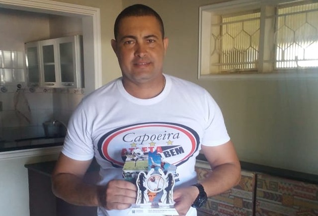 Orgulhoso, Mário Márcio fez questão de comparecer na Rádio Caçula para divulgar o prêmio recebido. – Foto: Deyvid Santos / Rádio Caçula