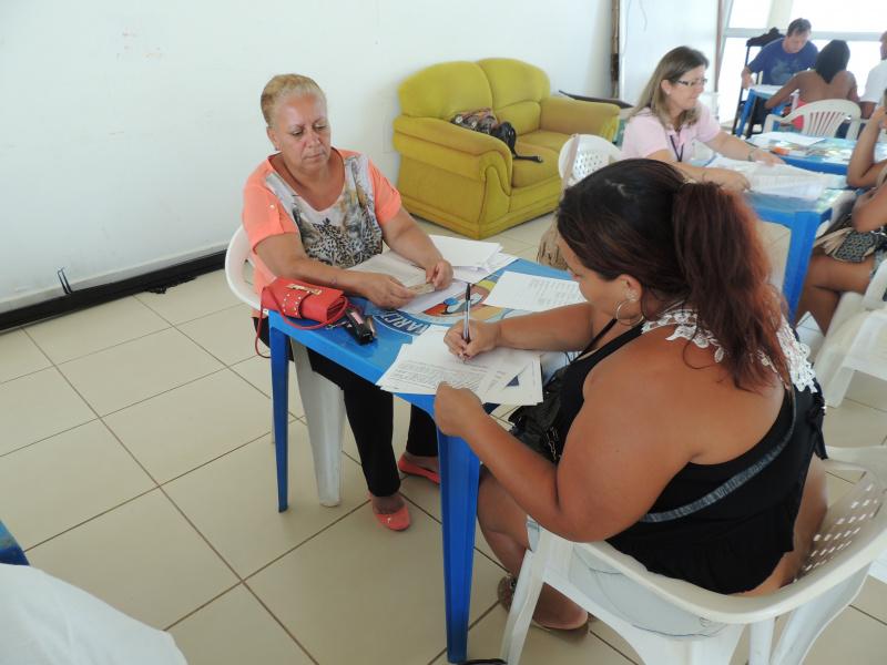 Famílias finalmente assinam o contrato da primeira casa própria.Foto: Celso Daniel
