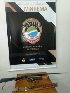 A espingarda e as munições apreendidas em uma residência