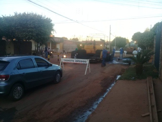 Placa de sinalização colocada em local impróprio no bairro Santa Terezinha. Foto: Júnior Henrique/Rádio Caçula.