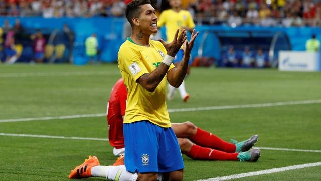 Firmino lamenta chance perdida em Brasil x Suíça (Foto: Reuters)