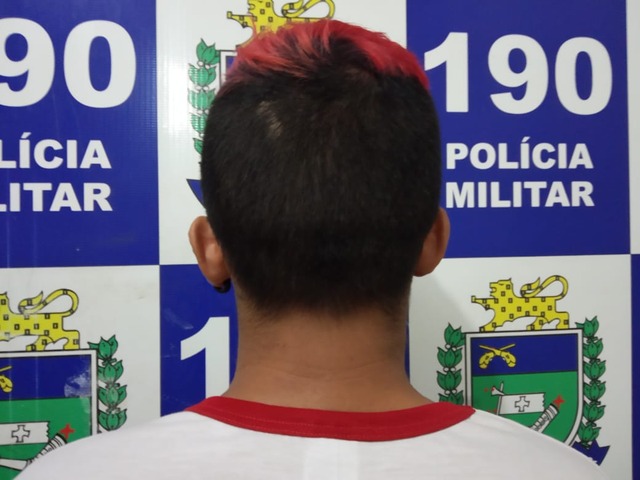 O jovem foi abordado após denúncias anônimas terem sido realizadas à uma guarnição da Polícia Militar (PM), que fazia ronda no bairro Eldorado