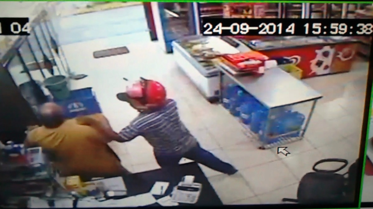Assaltante agride o comerciante na ação e rouba corrente de ouro.Foto: Rádio Caçula