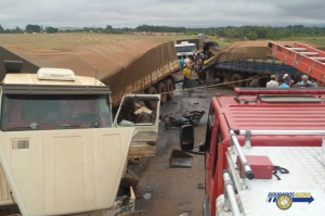 Os dois veículos ficaram atravessados na pista. (Foto: Cido Costa/Dourados Agora)