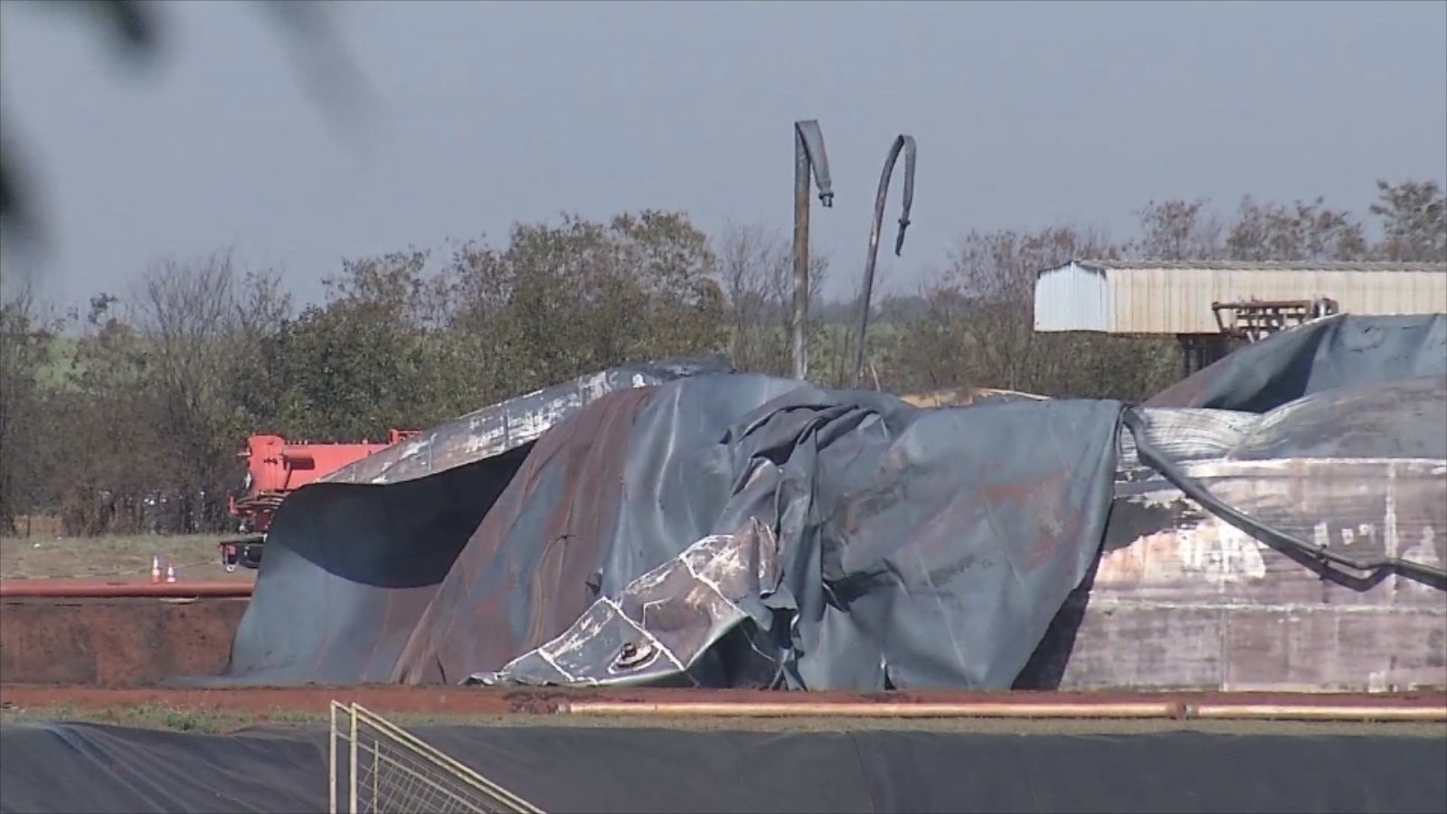 Estrutura do tanque de armazenamento de etanol ficou derretido em Nova Independência — Foto: Reprodução/TV TEM