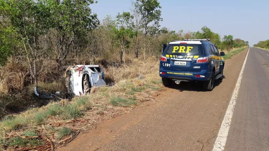Veículo capotou às margens da BR-262 após tentativa de fuga. Foto: Divulgação/PRF