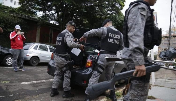 Policiais Militares durante a segunda fase da Operação Oiketicus - Foto: Henrique Kawaminami/Arquivo