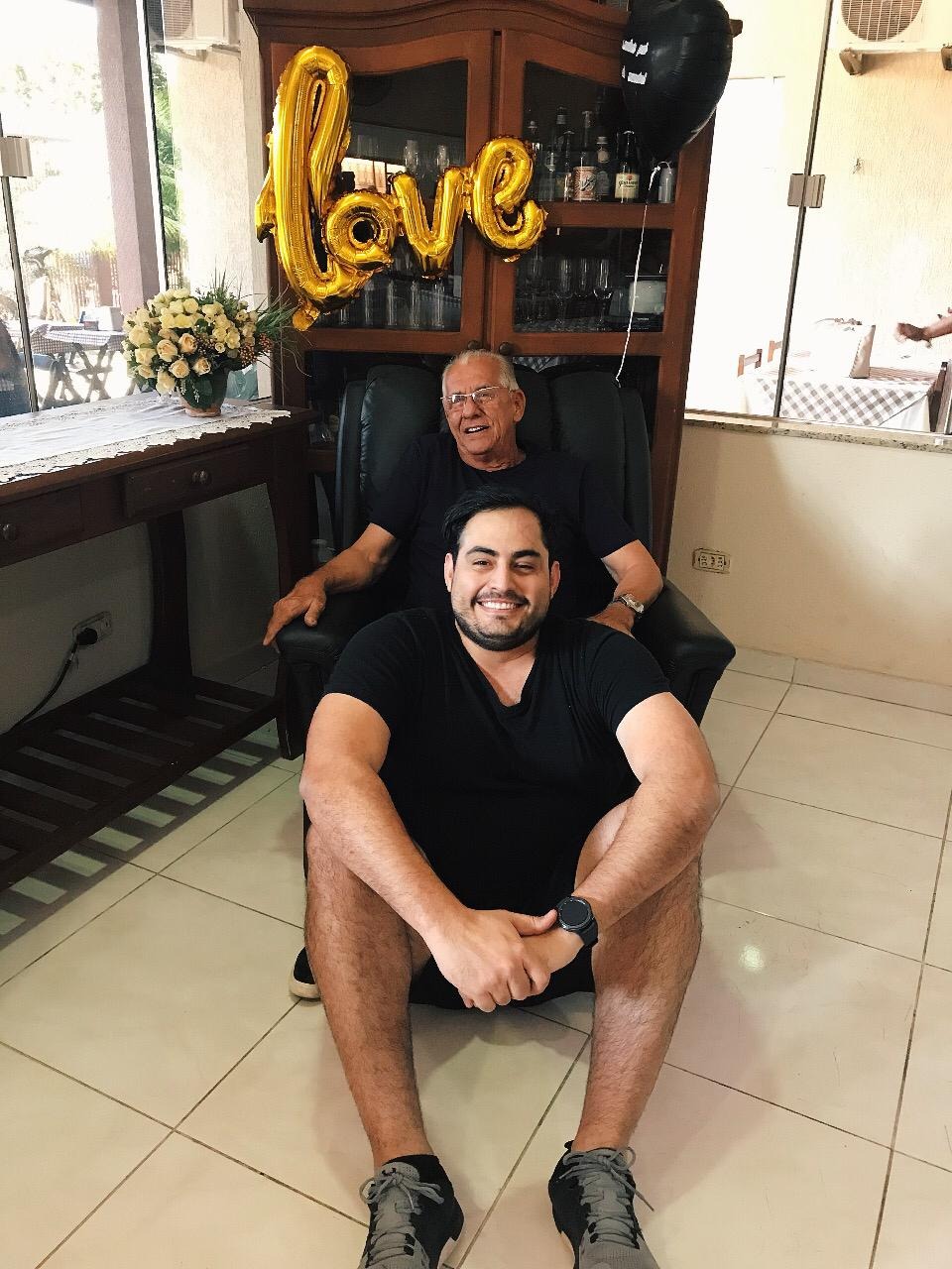 Renato e seu filho, contemplados com o sorteio. Foto: Rádio Caçula
