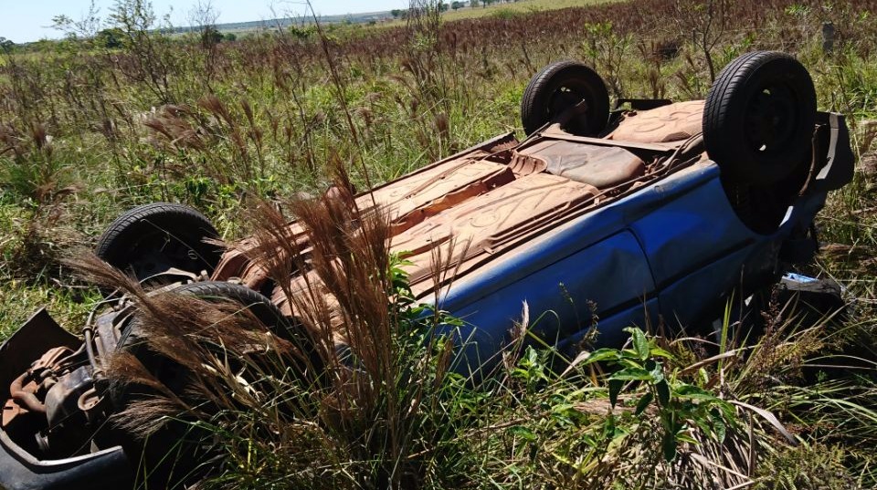 Veículo que se envolveu no acidente na manhã desta quarta-feira (4). (Foto: Corpo de Bombeiros)