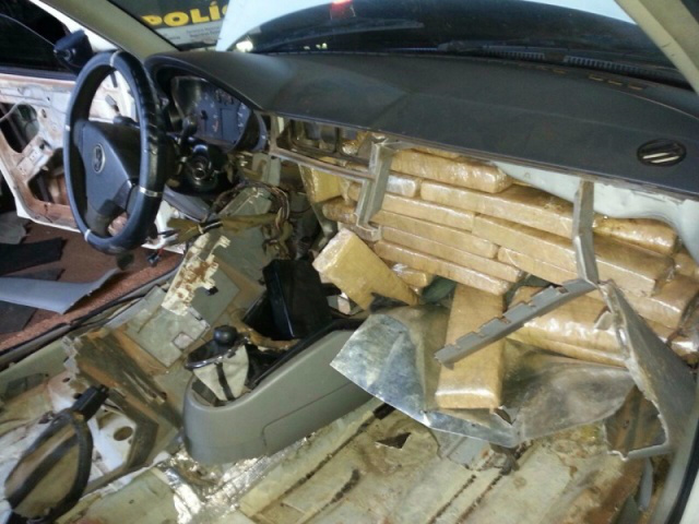 Carro com tabletes de maconha até dentro do painel foi desmontado por policiais do DOF; quase 1.700 quilos apreendidos em duas semanas (Foto: Divulgação)