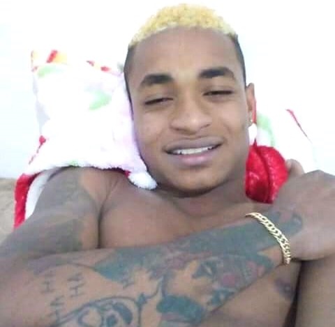 O jovem possui passagens policiais por diversos crimes, como tráfico de drogas, homicídio, roubo, furto, receptação, furto na forma tentada, entre outros.