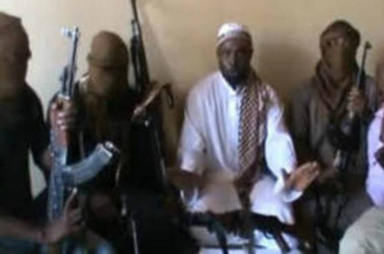 Líder do Boko Haram em vídeo afirmando que venderá as jovens (Foto: Primeira Hora)