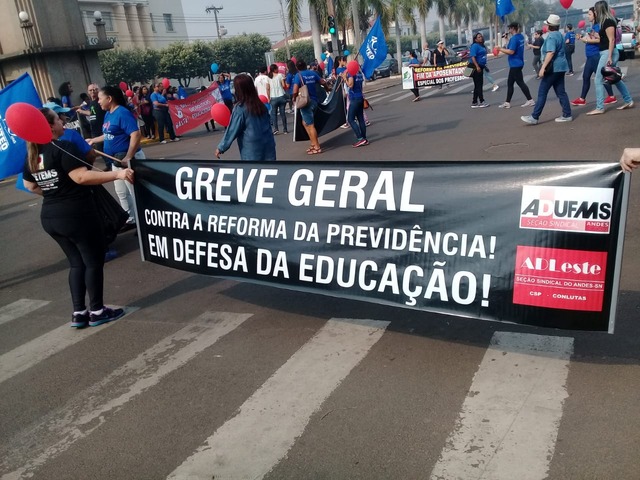 Servidores e alunos da rede pública realizam neste momento manifestação contra a reforma da previdência e os cortes na Educação. Foto: Deyvid Santos/Rádio Caçula