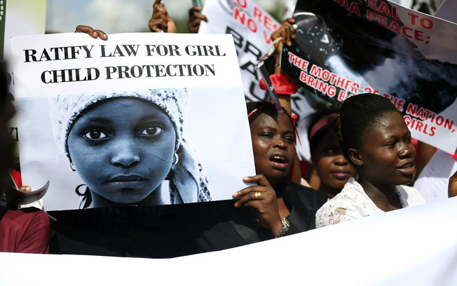 Manifestantes exigem libertação de meninas (Foto: Reuters)