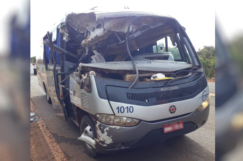 O ônibus da Lotrans cujos funcionários se feriram no acidente, ao todo nove. Foto: 5º BPM