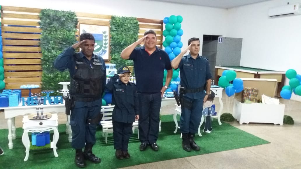 O pequeno Heitor que comemorou seu aniversário de 7 anos com a presença da guarnição de serviço da cidade de Selvíria- MS. Foto: 2º BPM