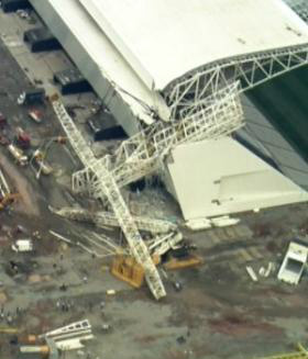 Foto: Reprodução/TV GloboGuindaste caiu e atingiu a lateral do estádio do Corinthians