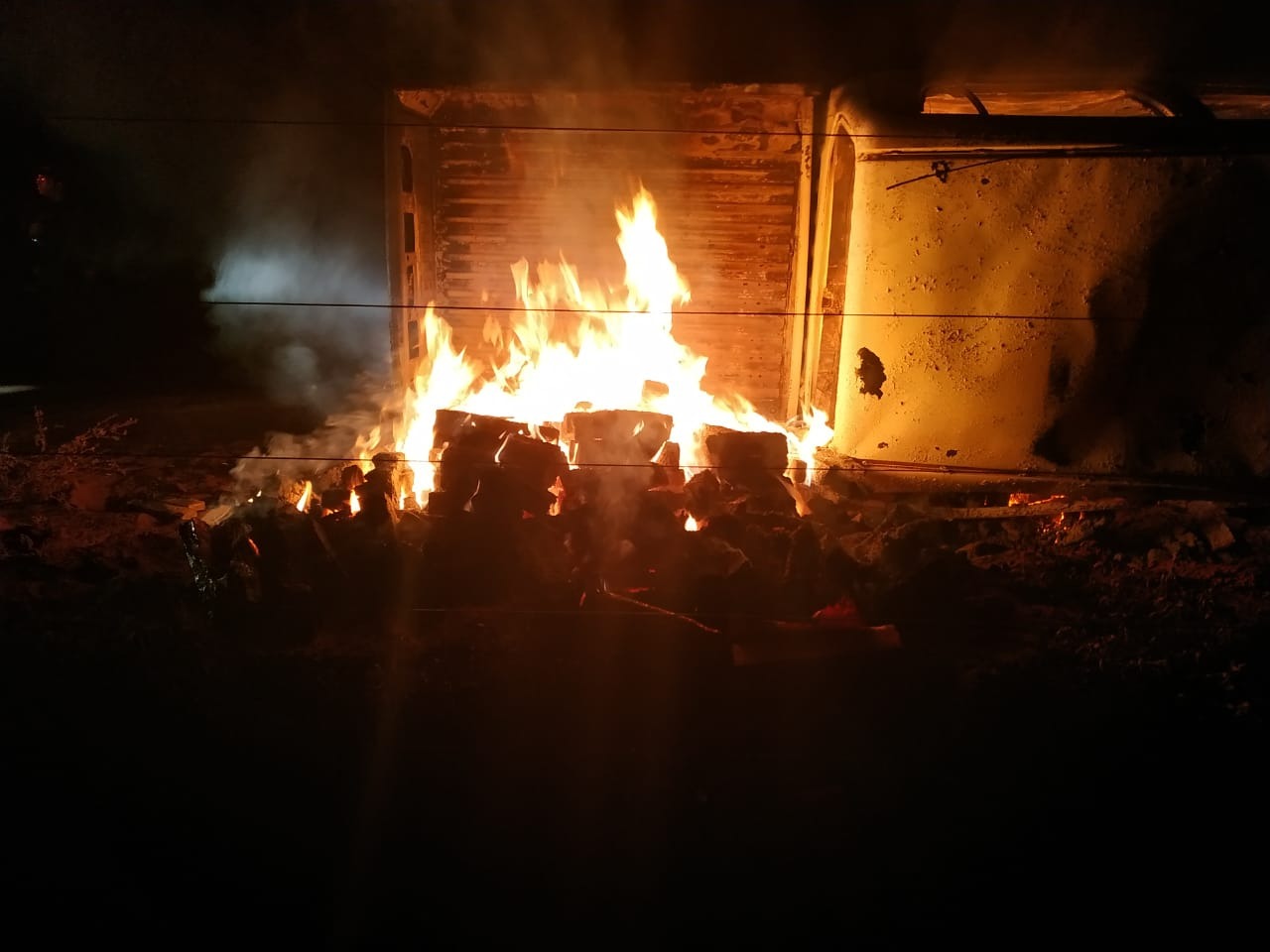 Veículo em que transportavam mais de 1 tonelada de maconha e que ao capotar, pegou fogo. Foto: 8º BPM