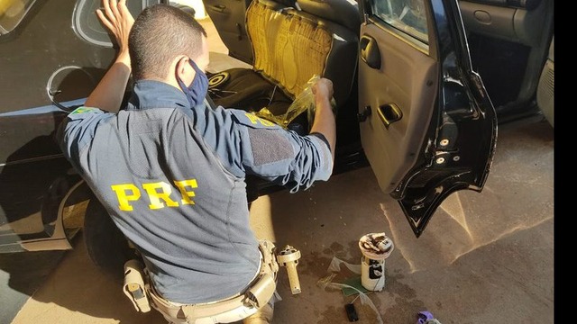 Droga estava no tanque de combustível. - (Foto: Divulgação/ PRF)