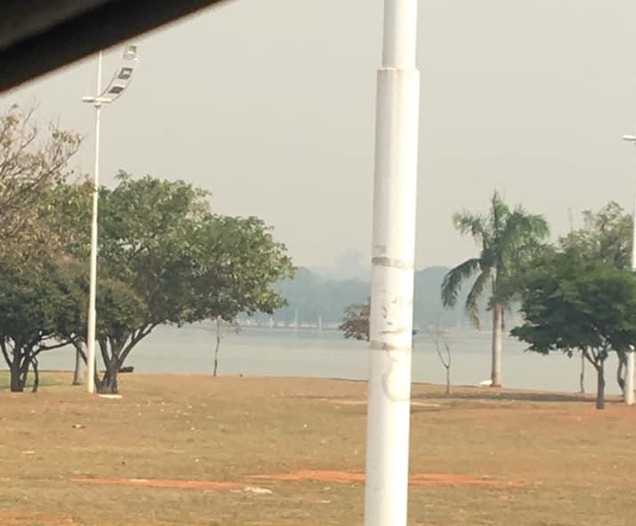 Nuvem de fumaça registrada na manhã desta terça (13) na Lagoa Maior. Foto: Mariane Ferratone/Facebook.