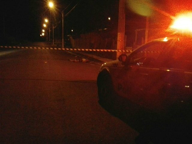 Corpo da vítima de homicídio em rua do bairro Atlântico 1 ( Charles Caleb - Ata News ) 