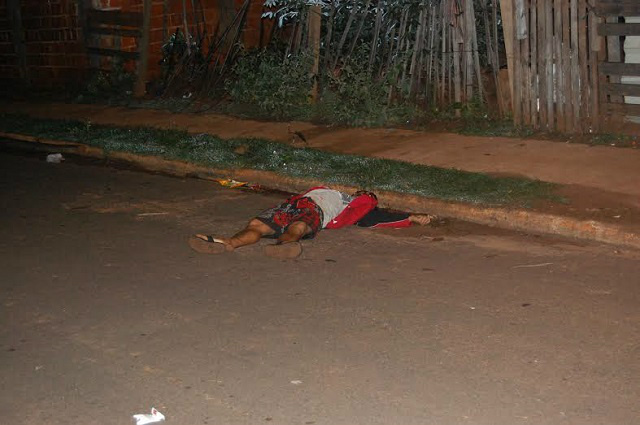 Baleado no peito, morador morreu na rua. ( Charles Caleb - Ata News )