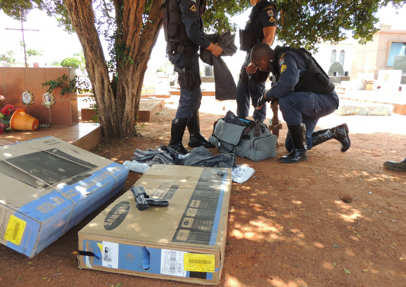 Os militares receberam denuncias e após vistorias encontraram os objetos no cemitério.Foto: Rádio Caçula