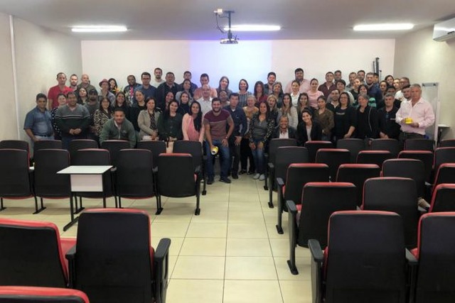 Representantes da equipe da Vigilância Sanitária fazendo capacitação para o fortalecimento do Programas de Monitoramento de Alimentos na Capital. Foto: ASSECOM.