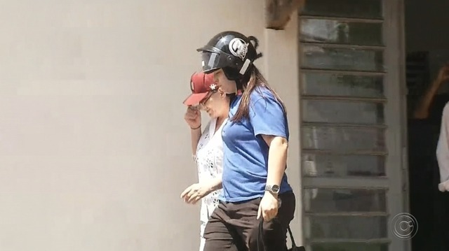 Ex-vereadora Célia Regina de Souza na saída da delegacia em Andradina — Foto: Reprodução/TV TEM