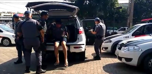 Homem preso chega à Delegacia de Investigações Gerais de Rio Preto — Foto: Monize Poiani/TV TEM