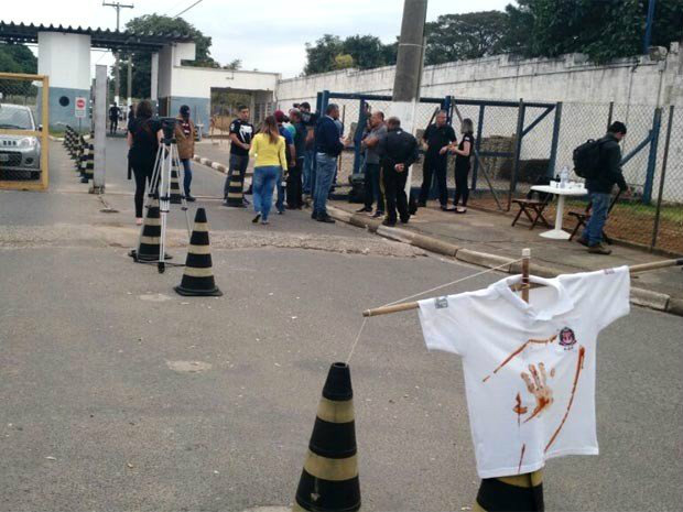 Camisa com tinta vermelha marca protesto de agentes, nesta sexta-feira ( Sifuspesp )