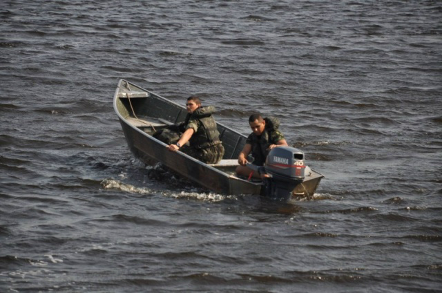 Buscas aos corpos mobilizam militares do Brasil e do Paraguai (Foto: Marcelo Calazans)
