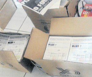 Panfletos apreendidos por oficiais de Justiça denegriam a candidatura de Reinaldo Azambuja (Foto: Divulgação)