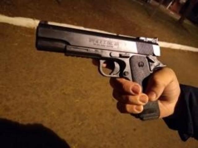 Pistola de brinquedo usada pelo adolescente morto por guardas municipais, em Dourados (MS). (Foto: Adilson Domingos)